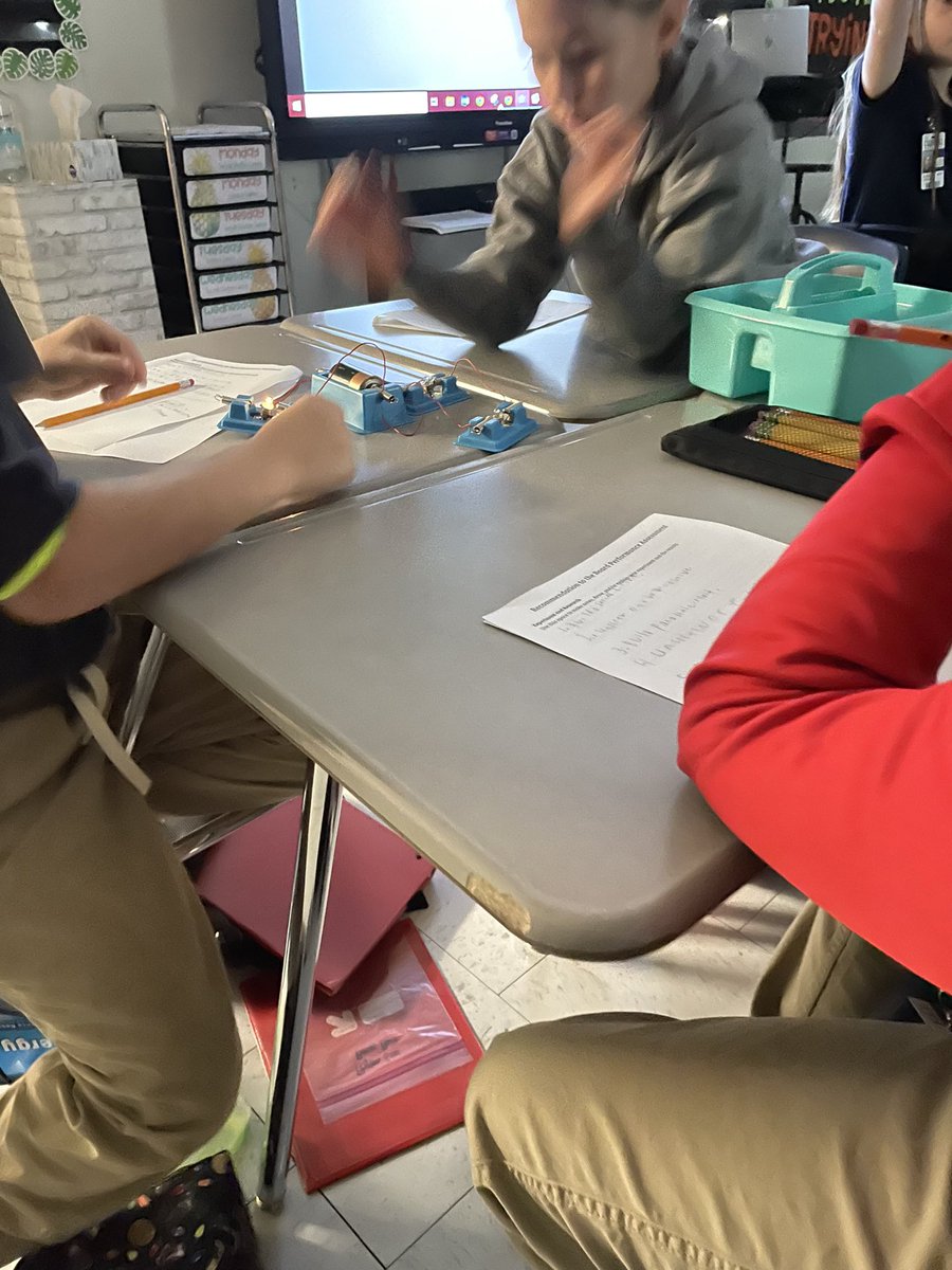 CaldwellMiddle's tweet photo. Mrs. Naquin’s 4th grade classes are experimenting with how to create parallel circuits. 💡💡 https://t.co/E6FkA1gBDZ