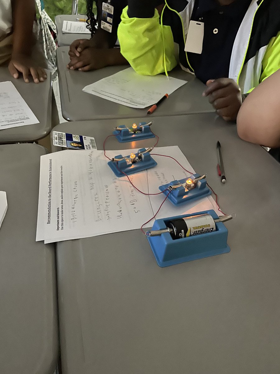 CaldwellMiddle's tweet photo. Mrs. Naquin’s 4th grade classes are experimenting with how to create parallel circuits. 💡💡 https://t.co/E6FkA1gBDZ
