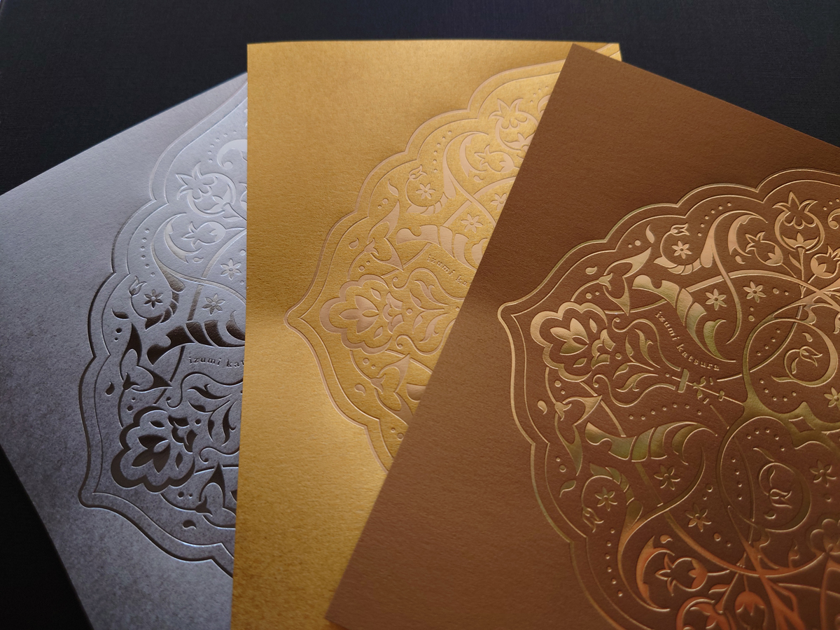 コスモテックさんにお願いした新製品の箔押し一式が届きました！（用途は秘密）

相変わらずの繊細な美しさです。
紙はこちらで用意して箔はほぼお任せで、どの組み合わせも素敵なのです。
同じ箔なのに紙色で全然違ったり！

チャレンジのつもりで送ったメタル系の紙もこのとおりの美麗さ。

続く
