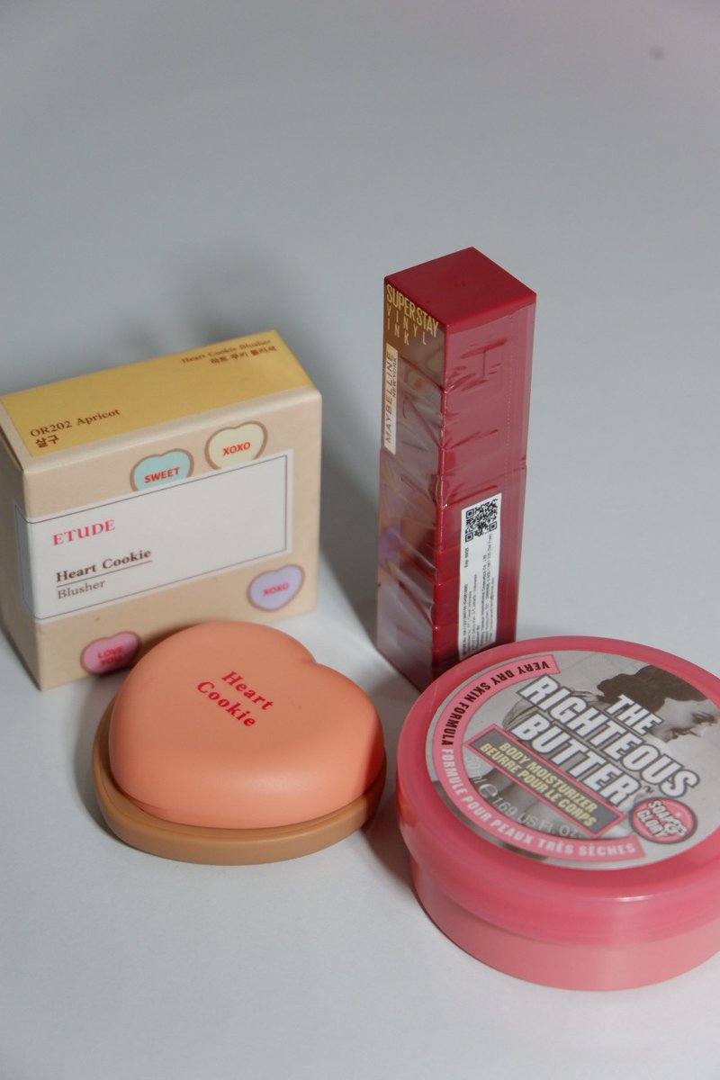 orchidpoison's tweet photo. ♡ giveaway giveaway ♡ 
satu set make-up untuk satu orang pemanang, rulesnya gampang: 

• follow @orchidpoison 
• Like &amp; RT postingan ini dan postingan dibawah ini
• reply dengan “mau dong bi”

udah gt aja. giveaway end tanggal 7 september. good luck! https://t.co/Ll5Sex54Uv