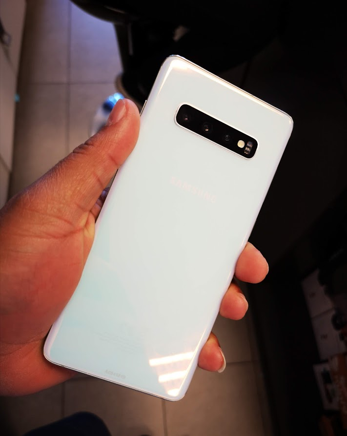 lest3rbc's tweet photo. ese dia en que compre el samsung #s10plus
no me diganque no es una joya https://t.co/127JWsv470