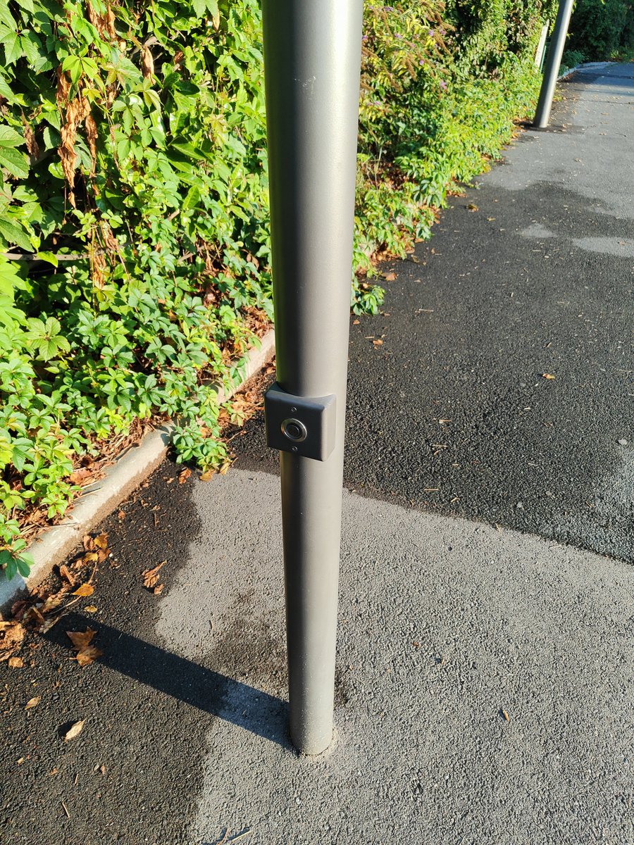 AlphonseLclou's tweet photo. @InfoBusLyon Bonjour ! Je viens de remarquer la présence d'un bouton du certains panneaux d'affichage du prochain passage (ici, sur la ligne 43)... A quoi sert-il ? https://t.co/HhNrsH1iWd
