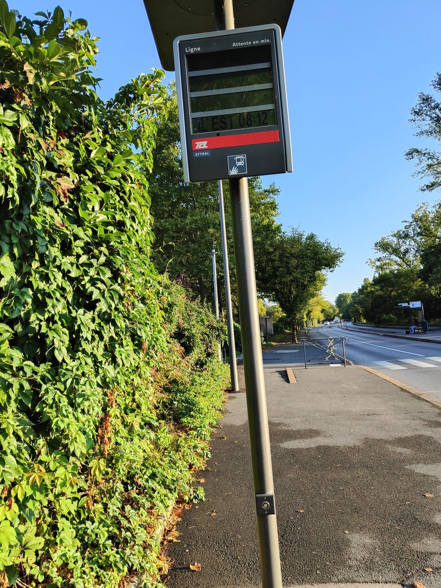 AlphonseLclou's tweet photo. @InfoBusLyon Bonjour ! Je viens de remarquer la présence d'un bouton du certains panneaux d'affichage du prochain passage (ici, sur la ligne 43)... A quoi sert-il ? https://t.co/HhNrsH1iWd