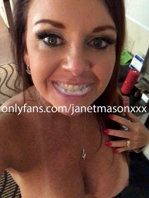 4 pic. Oggi sul mio #Onlyfans il nuovo CONSIGLIO SEGAIOLO DELLA SETTIMANA, dedicato alla fav #MILF  @JanetMasonX