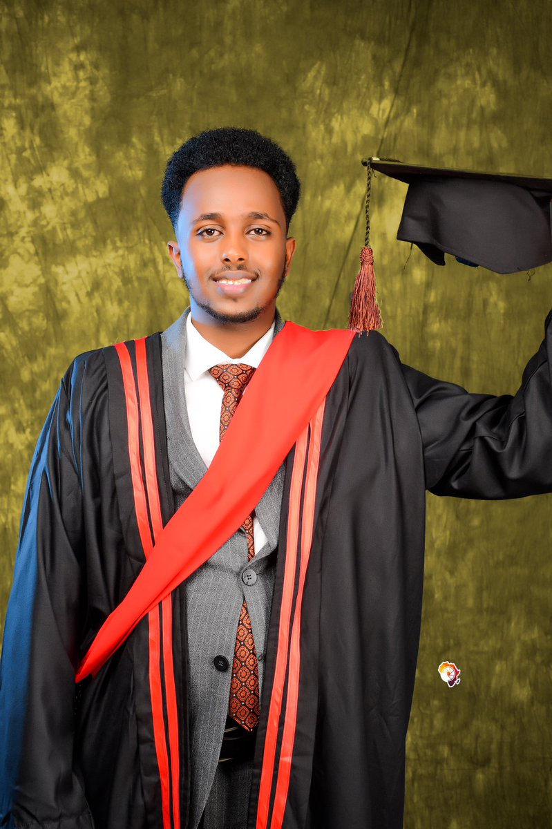 CraxmaanRaabi's tweet photo. Today, I am officially graduating College of Law, LLB with honors @hargeisaunivers 💎 @AqnLaw @FanonUniversity @Amal_Ali22 @Nerisaj @JamaMusse https://t.co/992sxwgQJJ