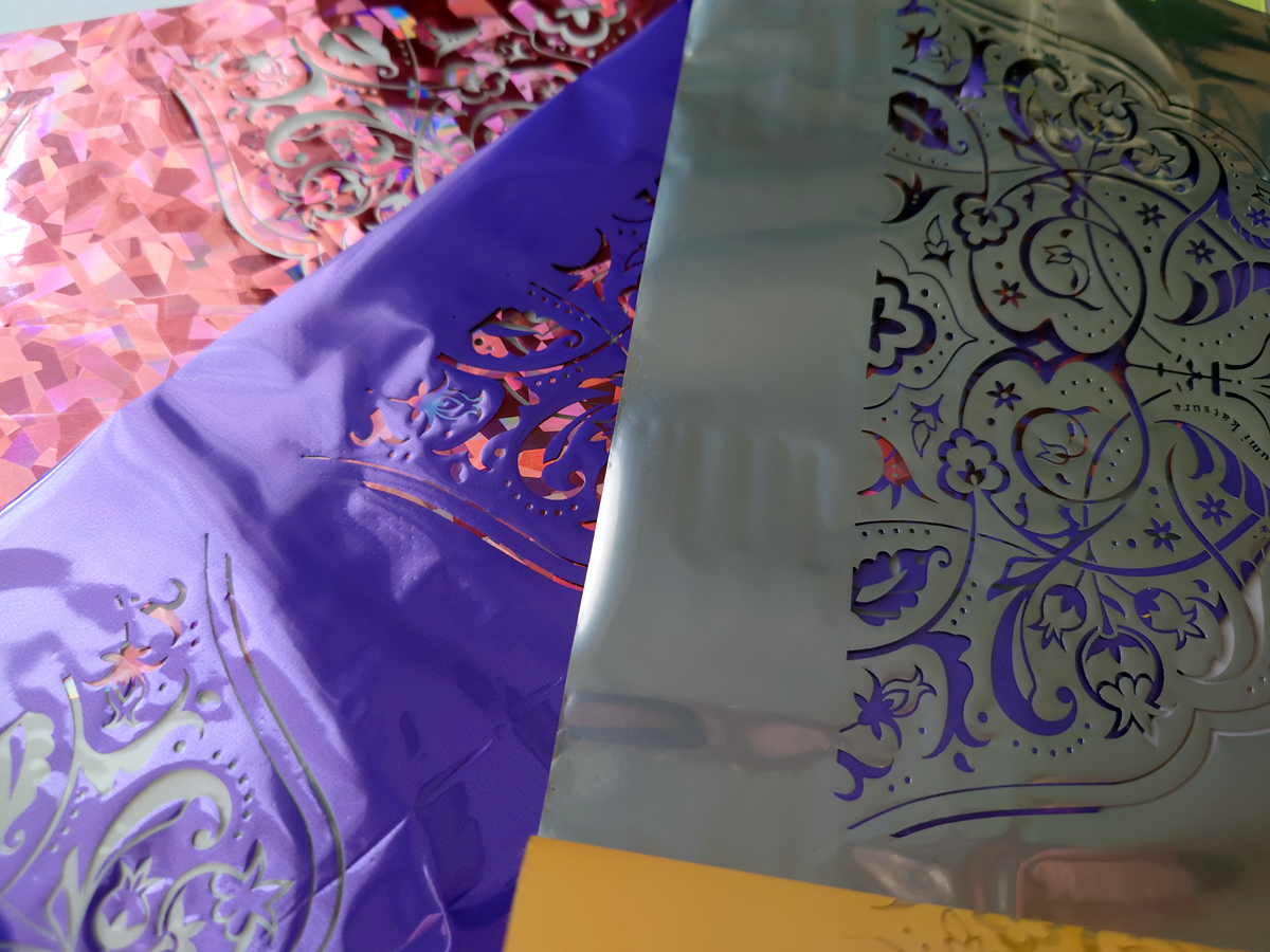 デザインは日村克美さん。
なんと書き下ろしなので、好きなモチーフを色々入れてもらいました。

コスモテックさんに沢山箔の抜け殻をいただいたので、9/10の #PASSAGE 一日店長のときに持参します。
抜け殻を好きなように切ってお持ち帰りください。
再利用できるかもだし、箔見本にもなるかと！