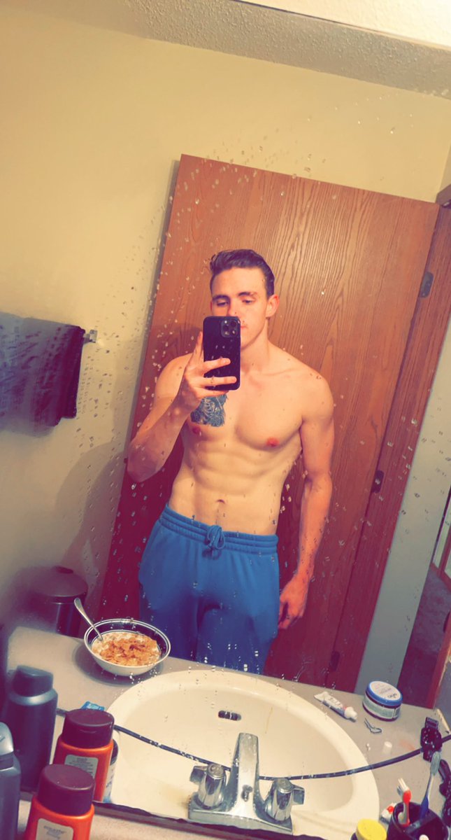 42OSanta's tweet photo. Been improving on myself for the past year now and a half now. Came a long way and look forward to the future… #gymmotivation #gymlife #gymrat #selfcare https://t.co/YxYztJN8T0