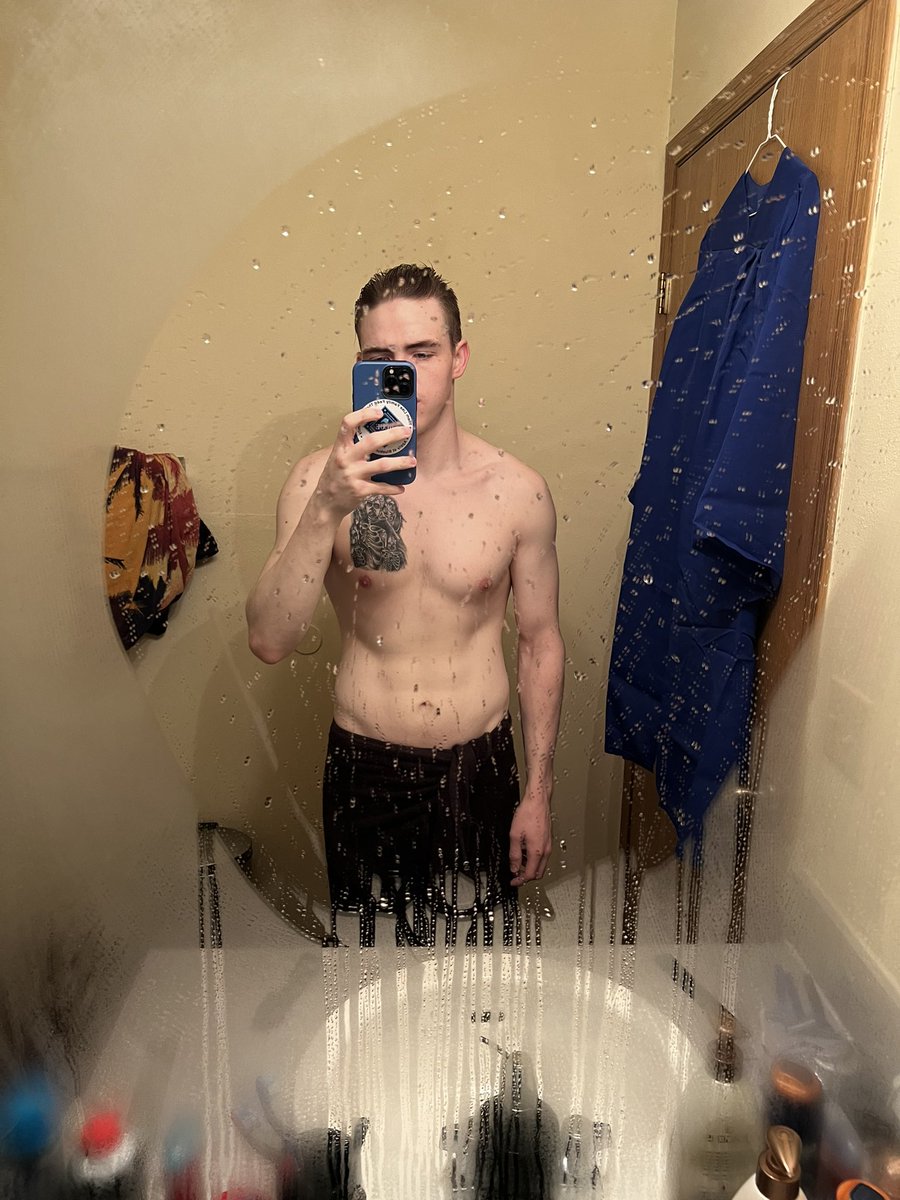 42OSanta's tweet photo. Been improving on myself for the past year now and a half now. Came a long way and look forward to the future… #gymmotivation #gymlife #gymrat #selfcare https://t.co/YxYztJN8T0