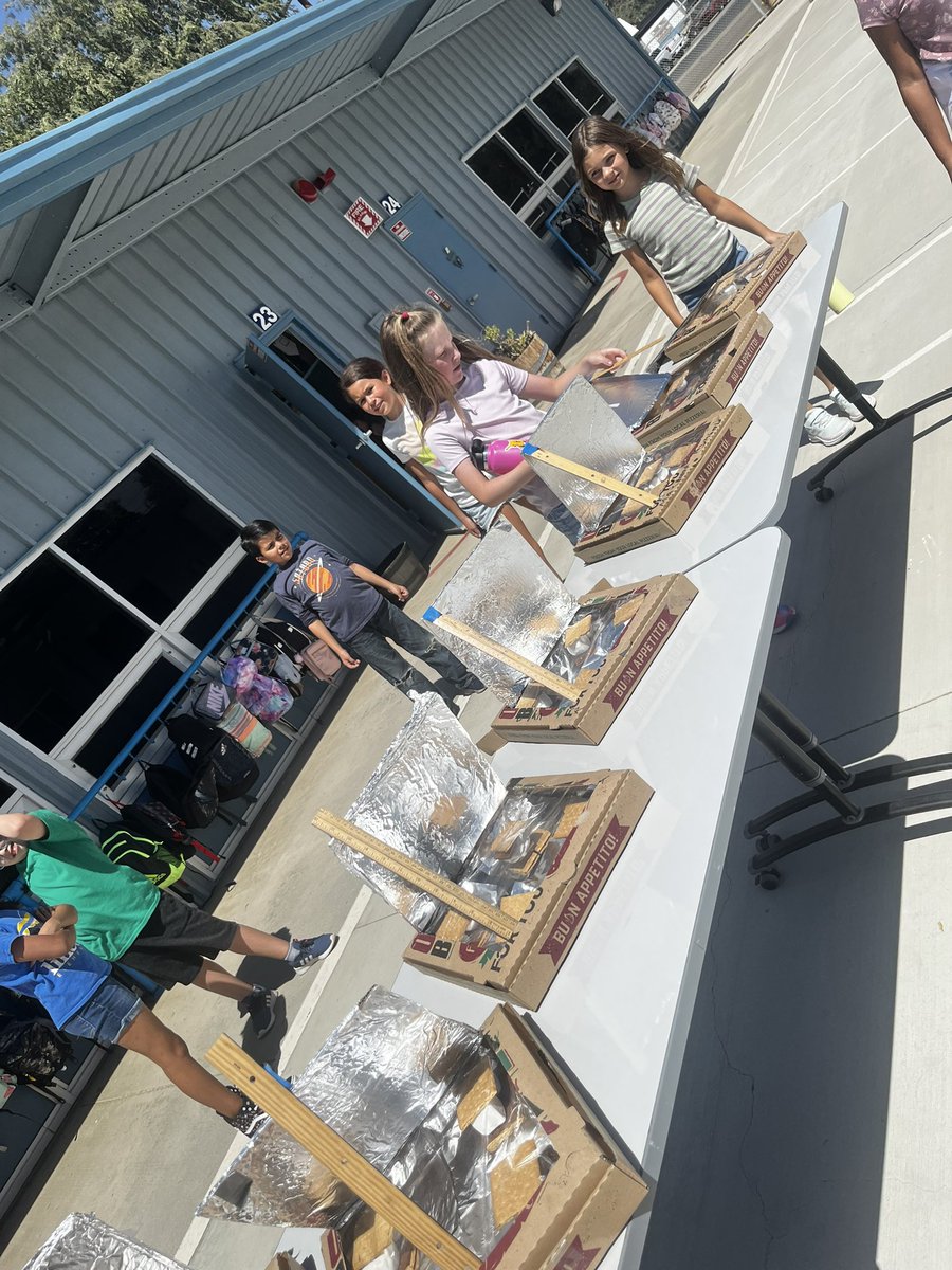 LES_93221's tweet photo. Lincoln’s 4th grade students learned about energy and transfer through an interactive and collaborative experience that encouraged asking questions and predicting outcomes! @MelanieStringe4 @teaching_sherpa @jacquiegaebe @EUHSPrincipal @Not_2_Sharp https://t.co/6GUo7xiq93
