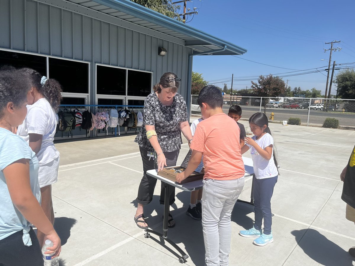 LES_93221's tweet photo. Lincoln’s 4th grade students learned about energy and transfer through an interactive and collaborative experience that encouraged asking questions and predicting outcomes! @MelanieStringe4 @teaching_sherpa @jacquiegaebe @EUHSPrincipal @Not_2_Sharp https://t.co/6GUo7xiq93