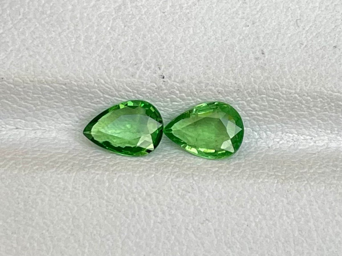 madsbirch9's tweet photo. Natural Tsavorite Garnet, Green garnet, Tsavorites, Garnet Pairs,1.40 carats pair gemstones, 7.3x5.1 Mm Faceted Tsavorite Garnet, Pairs,Gems
 #Garnet #mm #pair #73X51 #Carats #Tsavorite #Gemstones #TsavoritesGarnetPairs140 #finefacetedgems #EtsyEmail

👉https://t.co/Twsdp4GgKm https://t.co/cMZ6DdnmCw