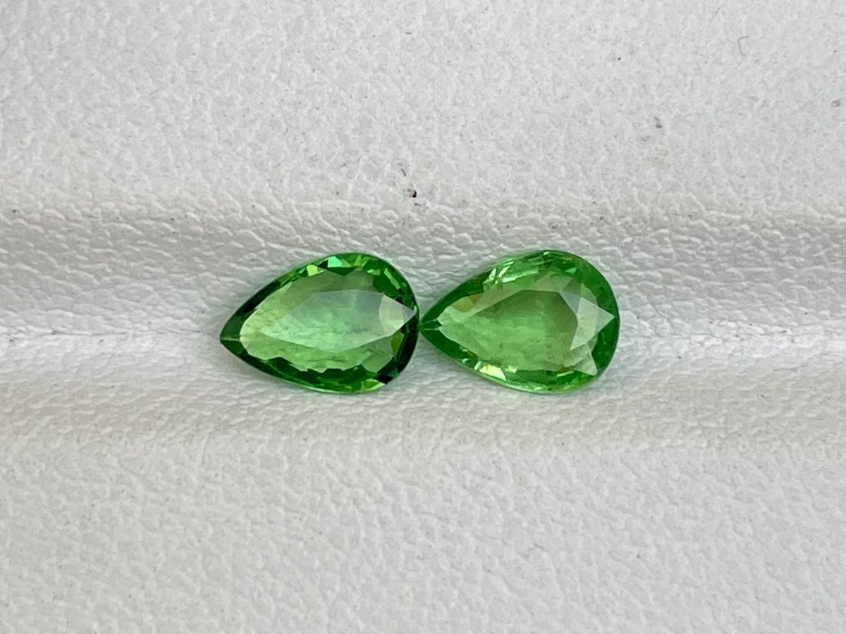 madsbirch9's tweet photo. Natural Tsavorite Garnet, Green garnet, Tsavorites, Garnet Pairs,1.40 carats pair gemstones, 7.3x5.1 Mm Faceted Tsavorite Garnet, Pairs,Gems
 #Garnet #mm #pair #73X51 #Carats #Tsavorite #Gemstones #TsavoritesGarnetPairs140 #finefacetedgems #EtsyEmail

👉https://t.co/Twsdp4GgKm https://t.co/cMZ6DdnmCw