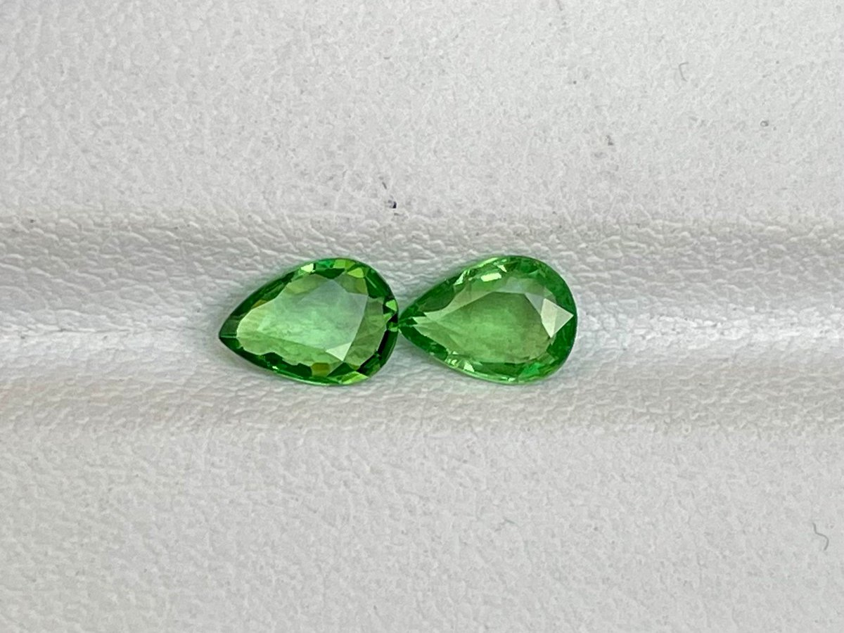 madsbirch9's tweet photo. Natural Tsavorite Garnet, Green garnet, Tsavorites, Garnet Pairs,1.40 carats pair gemstones, 7.3x5.1 Mm Faceted Tsavorite Garnet, Pairs,Gems
 #Garnet #mm #pair #73X51 #Carats #Tsavorite #Gemstones #TsavoritesGarnetPairs140 #finefacetedgems #EtsyEmail

👉https://t.co/Twsdp4GgKm https://t.co/cMZ6DdnmCw