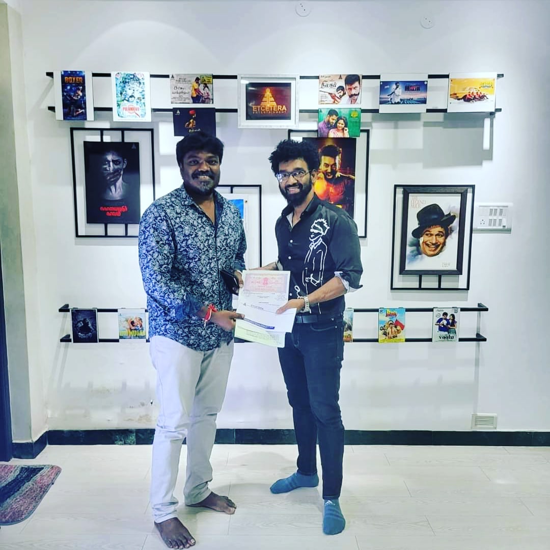 direcrahesh's tweet photo. எல்லாம் வல்ல 
இறைவனுக்கு ஆத்மார்த்தமான 
நன்றிகள்

மீண்டும் 
Etcetera Entertainment
V.மதியழகன் சார் 
அவர்களின் தயாரிப்பில்

இயக்குனராக என் அடுத்த படைப்பு இன்று இனிதே ஆரம்பம்.

நண்பர்கள் 
சகோதரர்கள் 
தங்கள் ஆதரவினை 
நல்குக.

More updates Soon.@johnmediamanagr
@jayam_mohanraja https://t.co/PNr4QHCNzQ