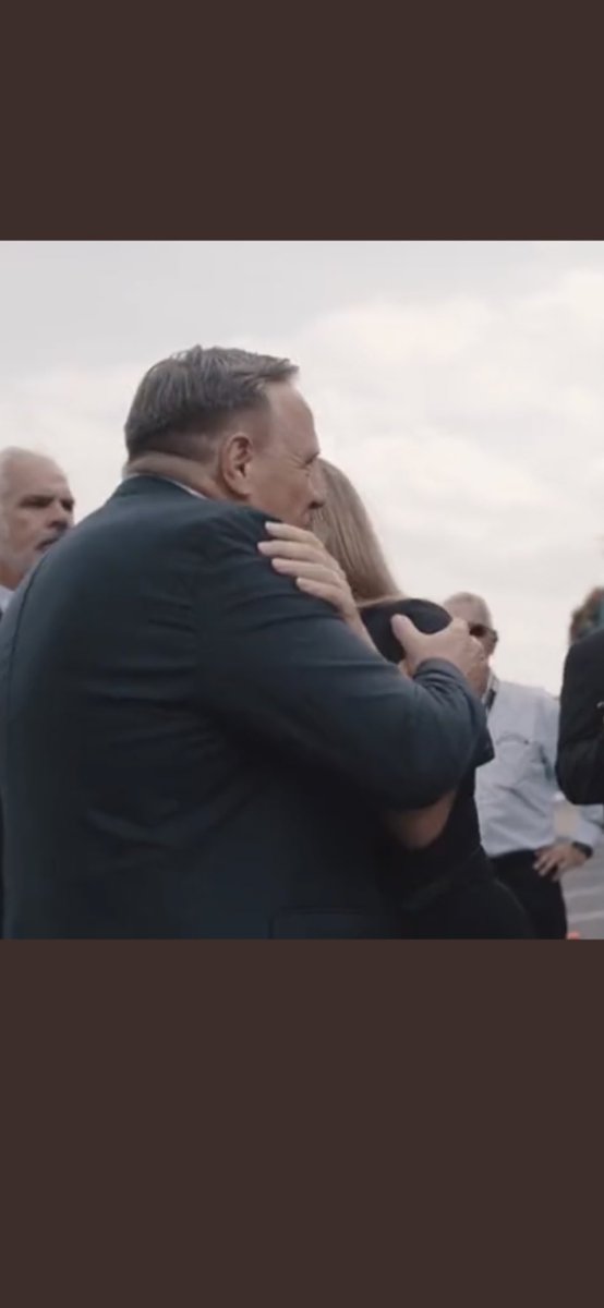 GagneKing1972's tweet photo. Enfin..,,.,.,!!! Il semble que la Covid est finie! Ce sont les gros câlins et les rapprochements #electionquebec2022 https://t.co/7lr2R38lD0