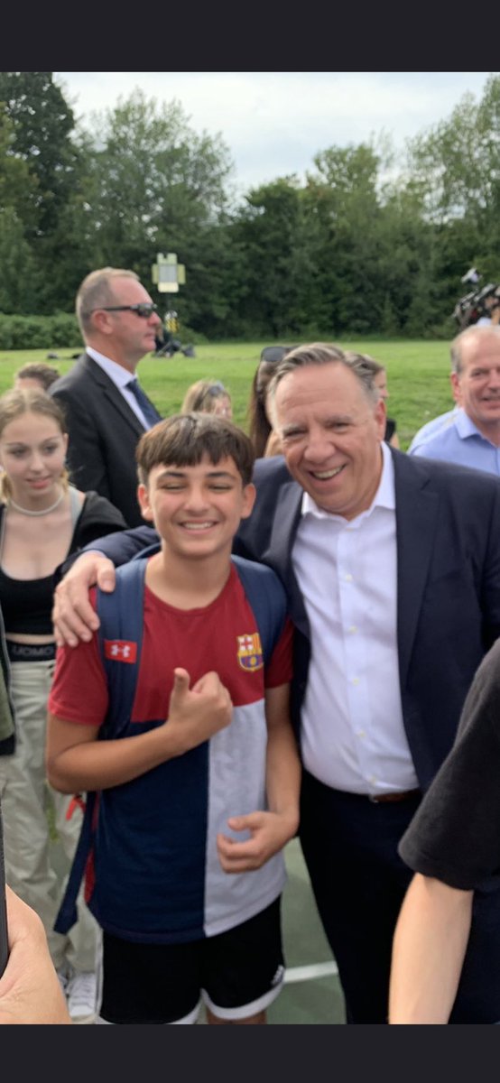 GagneKing1972's tweet photo. Enfin..,,.,.,!!! Il semble que la Covid est finie! Ce sont les gros câlins et les rapprochements #electionquebec2022 https://t.co/7lr2R38lD0