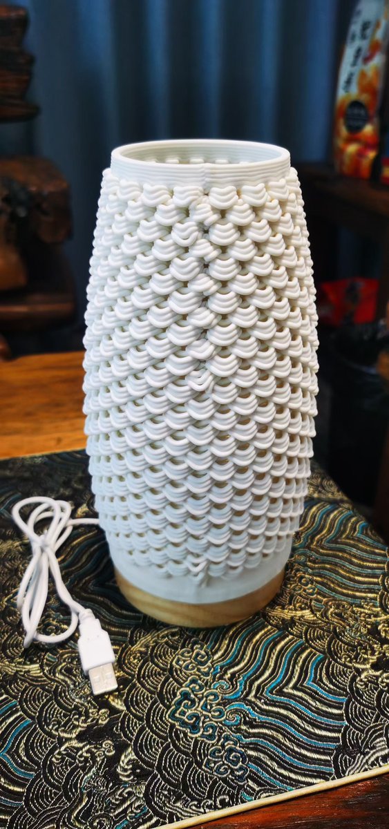 FloreZwx's tweet photo. Ceramic 3D printing is now available for on demand production. The flow of the filament offers the prints a natural atmosphere.
Case: 3D printed white porcelain lamp.
#custom #3dprint #ceremic #FDM #homedecor #lampshade #art #prototype https://t.co/iZZJbEUupM