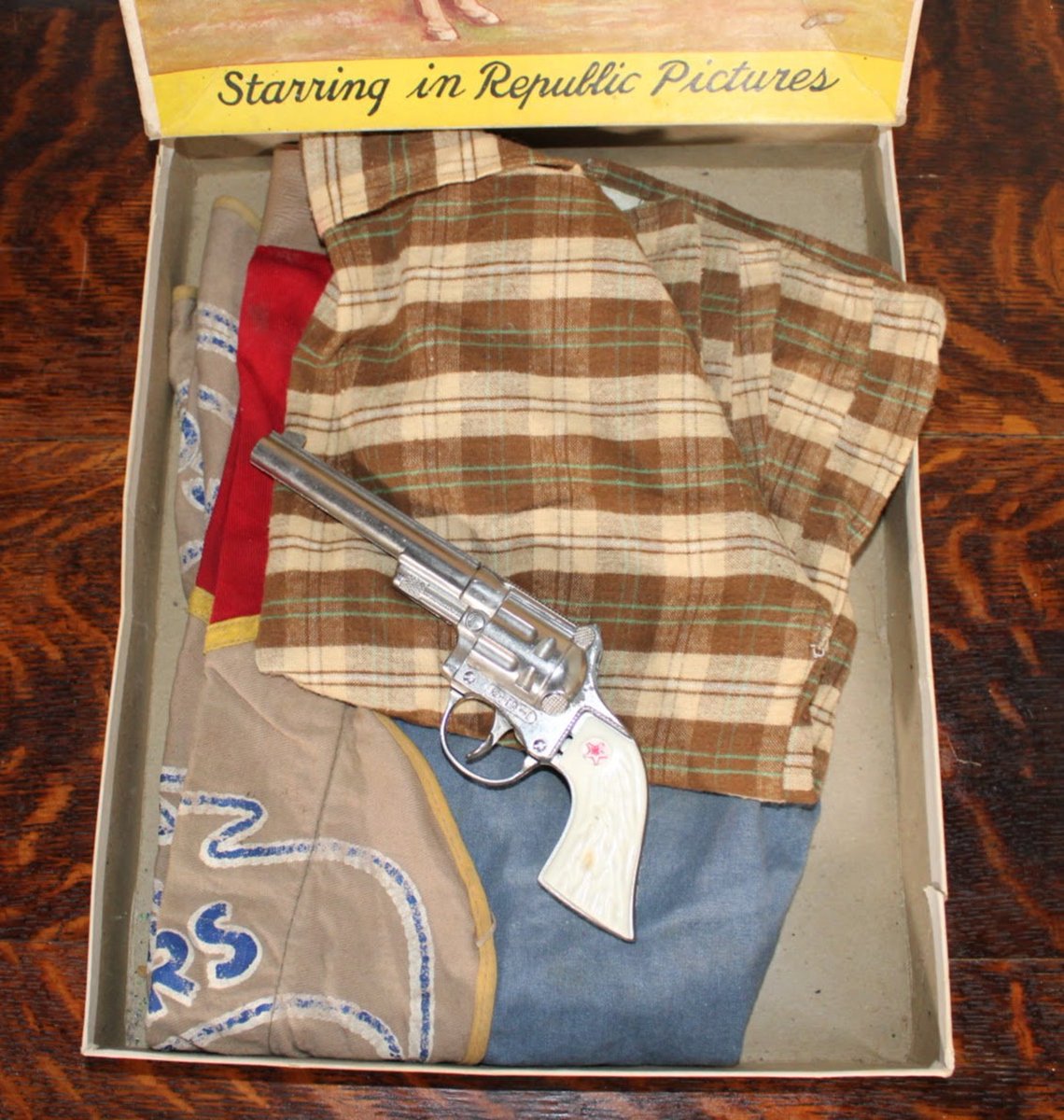 DBP45894860's tweet photo. 1950's Roy Rogers Official Cowboy Outfit Yankiboy Play Clothes In Box
 #RoyRogers #Clothes #CowboyOutfitYankiboy #MarbleValleyVintage #EtsyEmail

👉https://t.co/ojf0YBhGO3 https://t.co/wEGPw0Z4ov