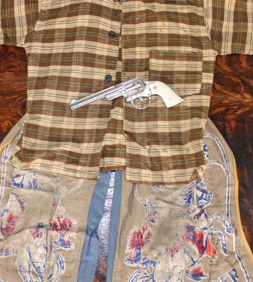 DBP45894860's tweet photo. 1950's Roy Rogers Official Cowboy Outfit Yankiboy Play Clothes In Box
 #RoyRogers #Clothes #CowboyOutfitYankiboy #MarbleValleyVintage #EtsyEmail

👉https://t.co/ojf0YBhGO3 https://t.co/wEGPw0Z4ov