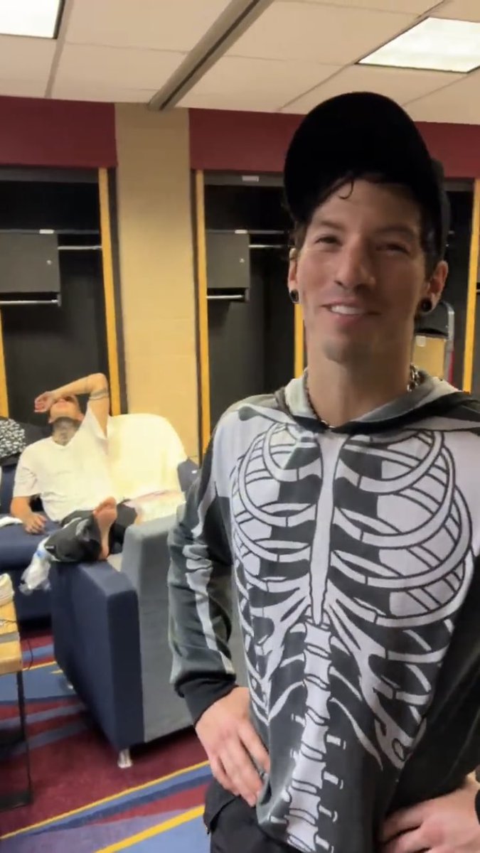 emotionalpilot's tweet photo. @twentyonepilots “i feel terrible” do you josh? https://t.co/SLVm8XEdua