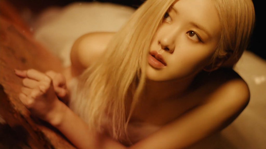 rosespics's tweet photo. ROSÉ? https://t.co/QquZXFOo0Q