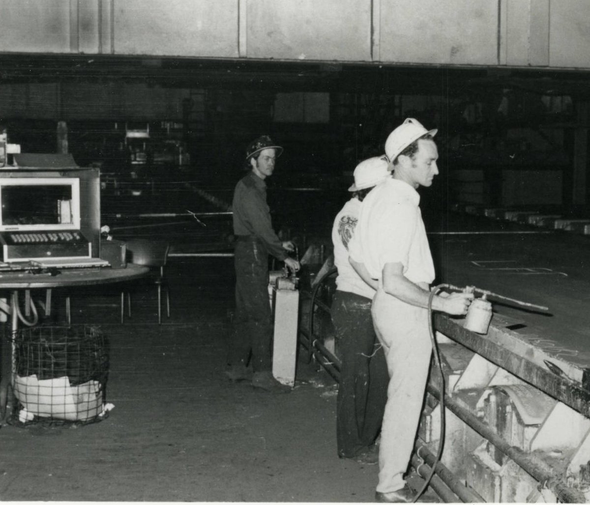 JustCodeCulture's tweet photo. CBI Image o' Day. Logistics. 1975. Terminal at Australia Iron &amp; Steele, Port Kembla, Australia. Networked access to 2 central Control Data CDC 3500 mainframes containing 25,000 customer specs; 3 workers standing. #Controldata #Logistics #AustraliaHistory #Laborhistory #ITHistory https://t.co/PSUlIvcYiH