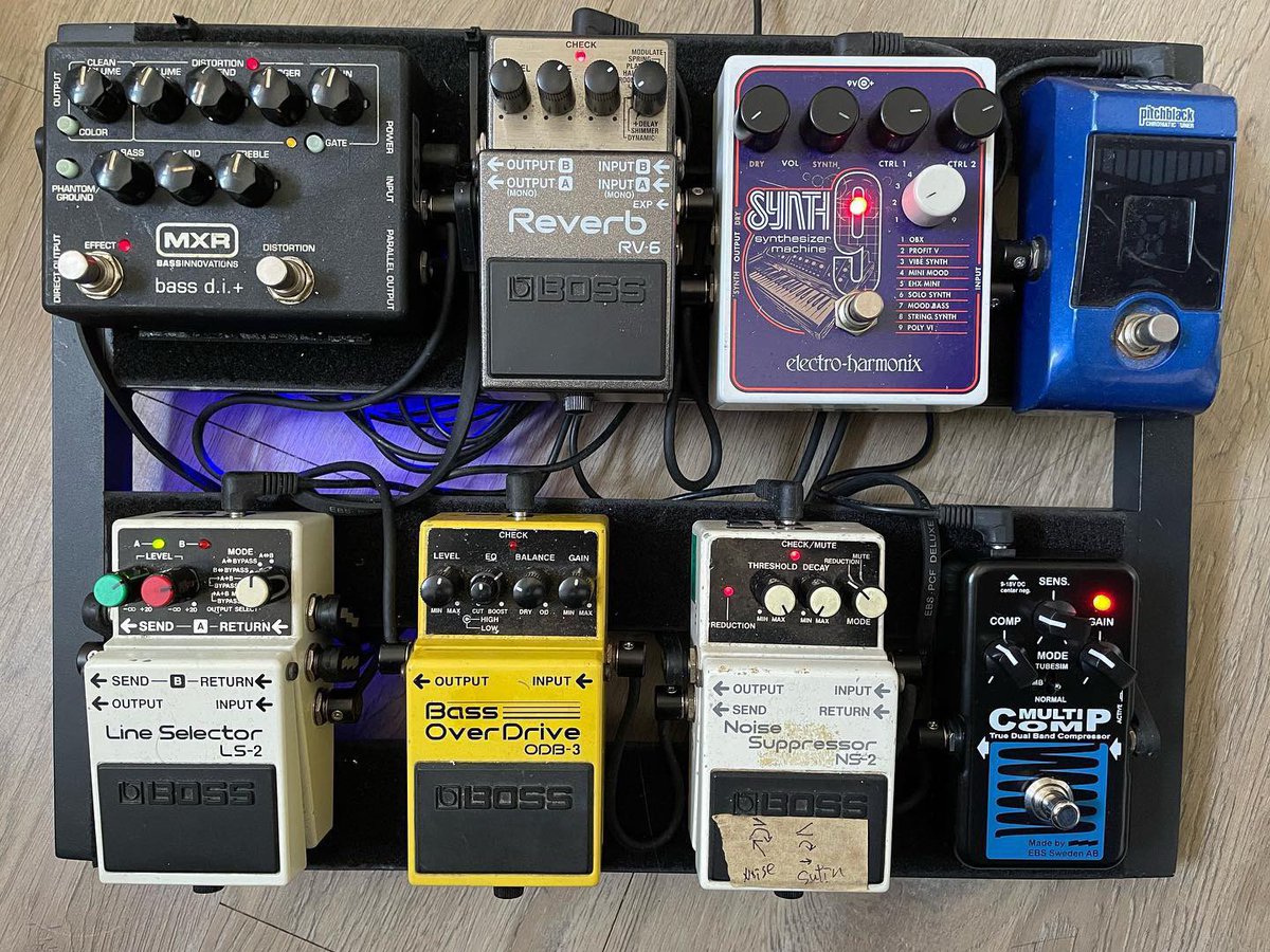 MadeForBass's tweet photo. Check out this cool bassboard owned by hajime0823 (Instagram)

#ebsmulticomp 
#ebs #basspedal #basspedalboard
#bass #statusgraphite #statusgraphitebass
#オヤジベーシスト #basspedalboard #bassboard #basseffects #madeforbass https://t.co/m9E77Ef800