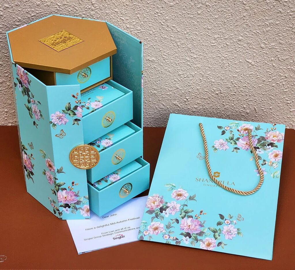 tech4tea's tweet image. Thanks #Singtel for the #mooncakes from Shangri-La Hotel. One of the more exquisite packaging amongst those which has been coming in through the door this festive season. Love the hexagonal jewelry box!

#tech4tea #ttm #ttmFaB #t4tSingtel #ttmMooncakes instagr.am/p/Ch6K-7wvNVJ/
