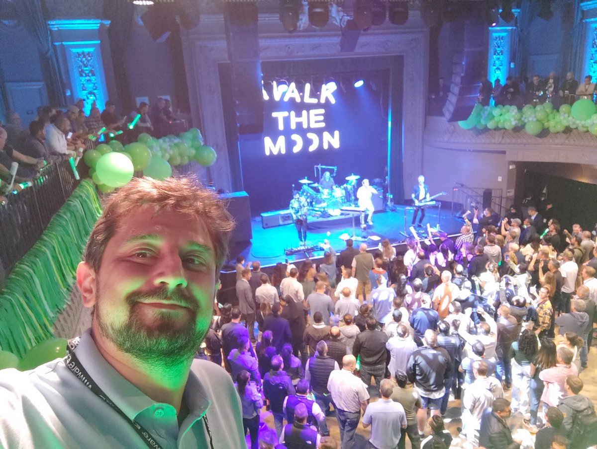 how2vm's tweet photo. After a busy day working ...#VMwareExplore #veeam w/ @Veeam https://t.co/06cB6Ga6ty