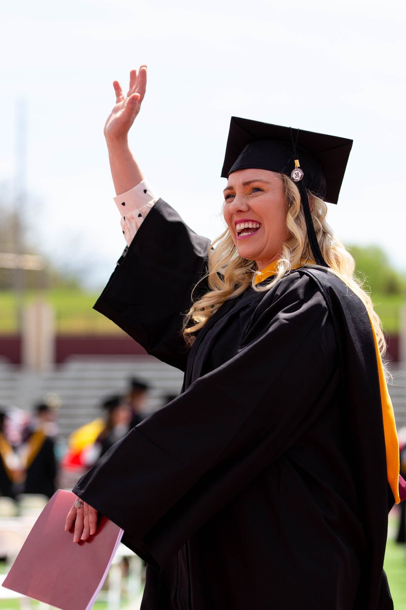 MorningsideEdu's tweet photo. Mside @sodexoUSA Operations Manager Katie Sullivan '22 had wanted to earn her degree for nearly 20 years. The @MsideBUSN online bachelor's degree completion program was her recipe for success - & seeing her 5 boys & hubs cheering her on was π₯² Story here: https://t.co/NinP0ABxjk https://t.co/zWKuBEFqBd