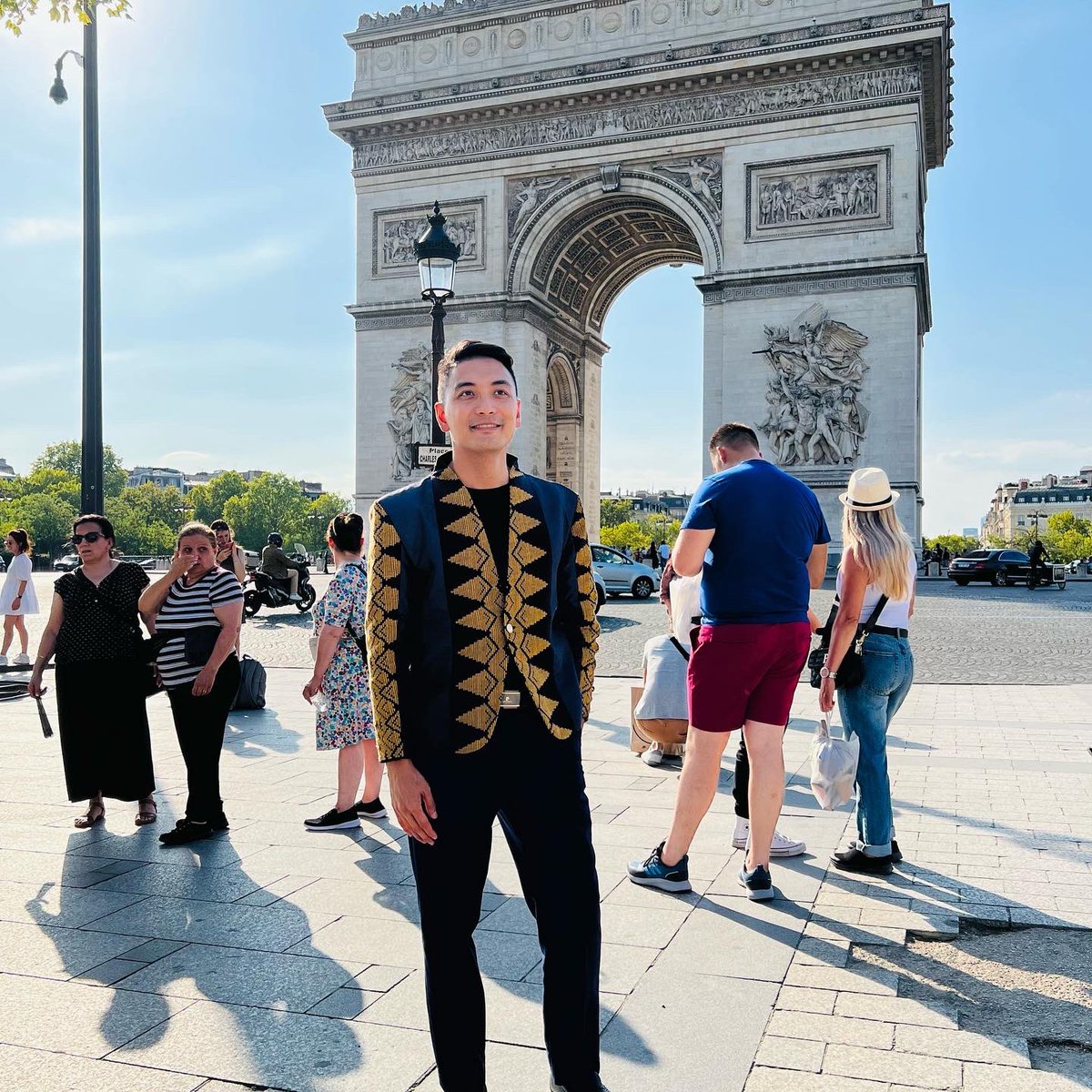 drmikesyot's tweet photo. #Inaul inspired dress coat coloring the Arch de Triomphe. Inaul (“weave”) is a Maguindanaoan handwoven fabric. Showing this to support our indigenous weavers and local seamstresses who are working mothers. Designed by @tasiaclothing_ph #paris #fashion #filipino https://t.co/0eOI4JnLqI