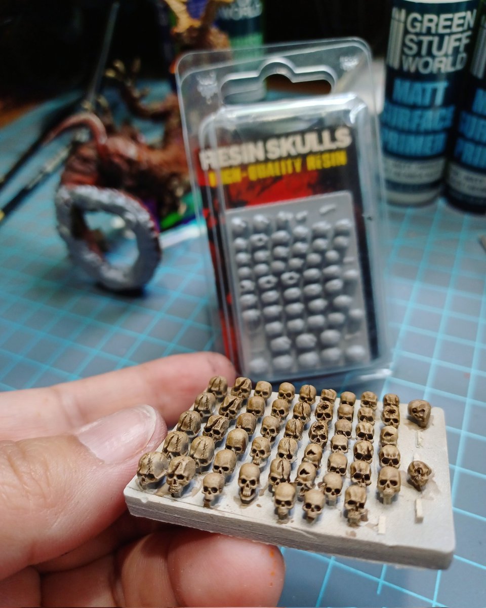 Elle_FireSpray's tweet photo. Love these resin skulls by @greenstuffworld 💚💀
I primed them in matte white and airbrushed Skeleton Brown Dipping Ink before finishing them with a brown wash. They look amazing on my fantasy bases!
#resin #skull #greenstuffworld #minibasing #miniaturepainting #miniatureterrain https://t.co/BTreMsxLPx