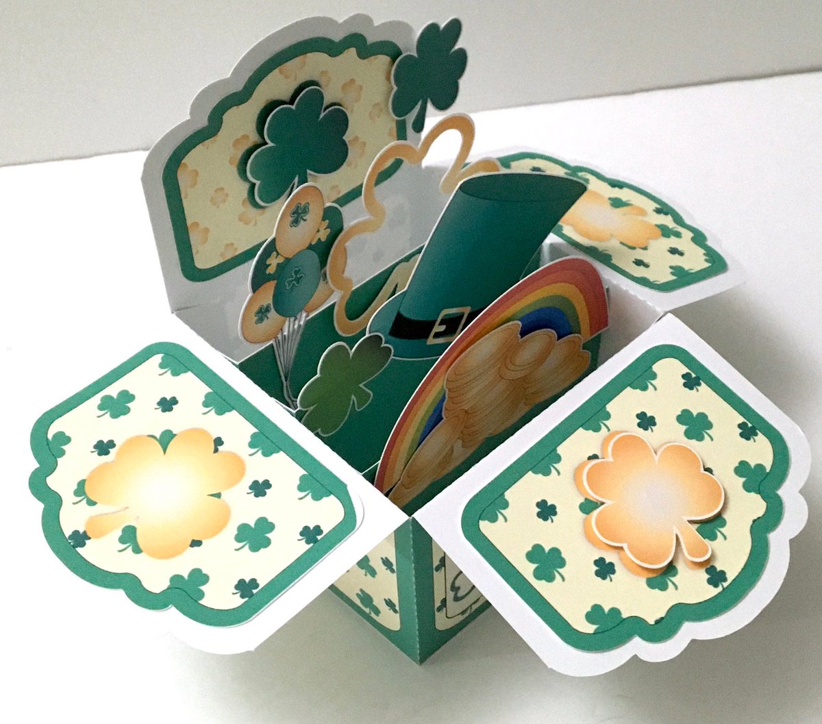 HandsComputer's tweet photo. St Patricks Day Pop Up Box Card , Rainbow , Gold , Hat , Clover , Shamrock  , Balloons , Holiday , Irish
 #StPatricks #Clover #PopUp #BalloonsHoliday #CardRainbow #GoldHat #AAmazingPaperCraft #EtsyEmail

👉https://t.co/NuQwhO6C1e https://t.co/wg6LpDLPq6