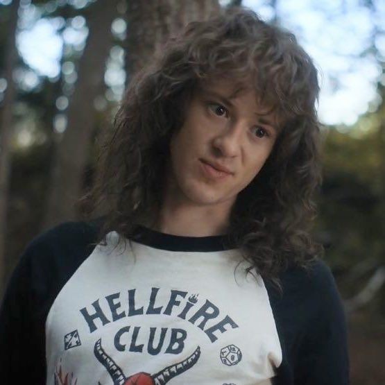 cerejastrangerr's tweet image. "foi só uma morte, supera logo"
Não foi so uma morte quando se trata de EDDIE MUNSON.