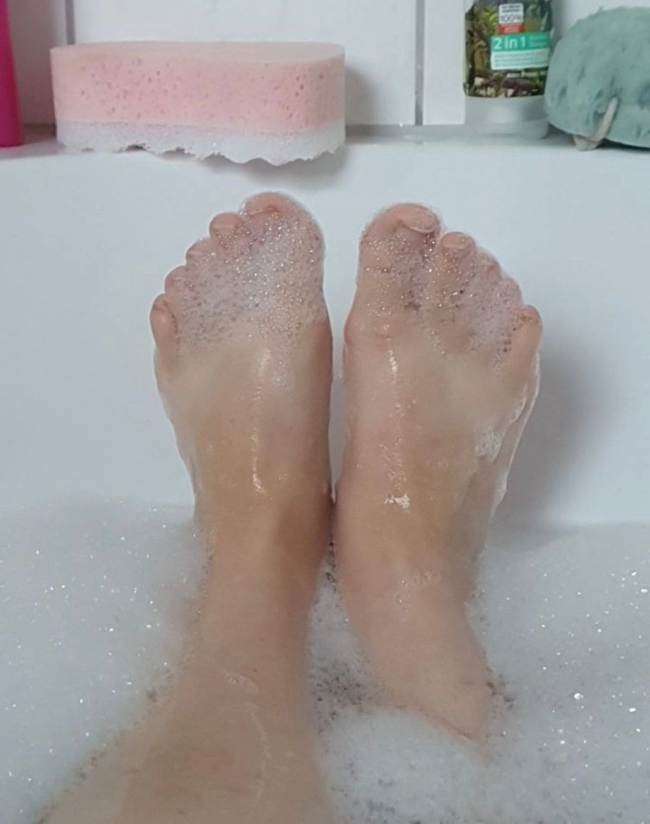 Susi_Dream's tweet photo. Ein langer Tag und viel auf den Beinen gewesen. Welcher Looser ist würdig mir die Füße trocken zu lecken? 💦
#Füße #feet #domina #fußfetisch #Socken #fetisch #feetfethish #feetpicsforsales #getragenesocken https://t.co/NWVDlChydR