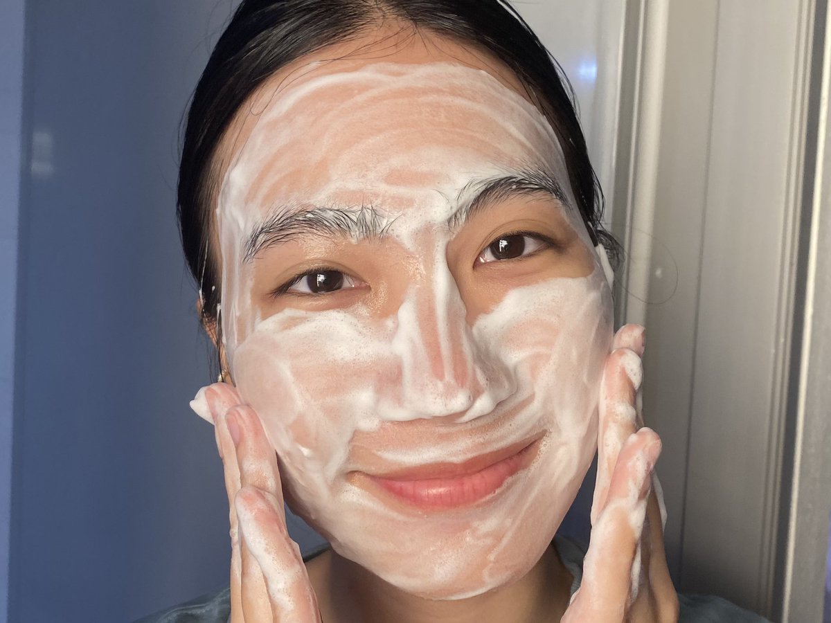 Siriperr's tweet photo. โฟม Eucerin ตัวนี้ดีงามม ตอบโจทย์คนผิวมันเป็นสิวเลย สิวขึ้นน้อยลงอย่างเห็นได้ชัด สิวที่เป็นอยู่ก็อาการดีขึ้นจริงแบบไม่ได้ทายาสิวเลย ใช้เป็นประจำหน้าดูขาวสดใสขึ้น+รอยสิวจางลงด้วย 👍🏻#EucerinThailand #ใช้จริงรีวิวจริง https://t.co/0kSDv2HI3I