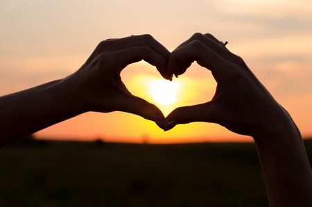 classick_c7's tweet image. أيقظ شعورك بالمحبة إن غفا
             لولا شعور الناس كانوا كالدمى

أحبب فيغدو الكوخ قصرا نيرا 
       وابغض فيمسي الكون سجنا مظلما

ما الكأس لولا الخمر غير زجاجةٍ 
                  والمرءُ لولا الحب إلا أعظُما