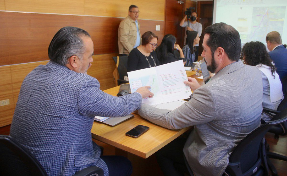 dariovherrera's tweet photo. Junto con representantes de la concesionaria #Consur:
Pulimos detalles para la reapertura de los trabajos de la vía Tenguel - Río Siete - Huaquillas.
Incluye el paso lateral de Camilo Ponce Enríquez, el puente Zapote y el puente sobre el río Chaguana. https://t.co/aiISqb4G2r
