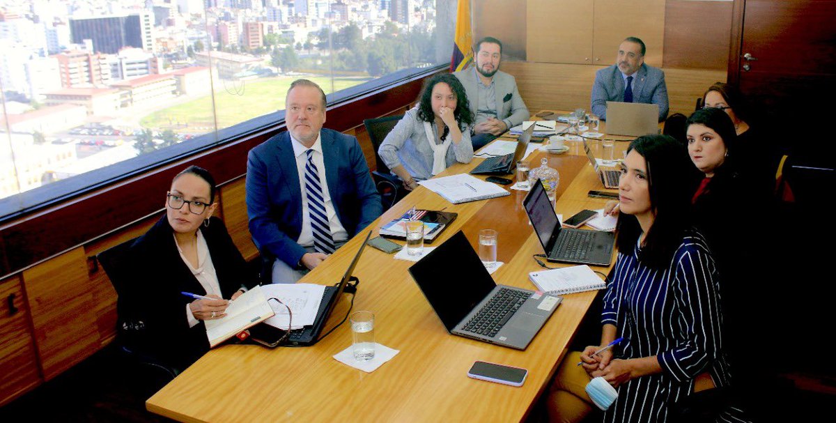 dariovherrera's tweet photo. Junto con representantes de la concesionaria #Consur:
Pulimos detalles para la reapertura de los trabajos de la vía Tenguel - Río Siete - Huaquillas.
Incluye el paso lateral de Camilo Ponce Enríquez, el puente Zapote y el puente sobre el río Chaguana. https://t.co/aiISqb4G2r