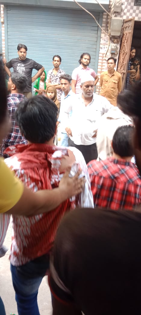 kunalkashyap_st's tweet photo. #Delhi दयालपुर में डेंटिस्ट को क्लीनिक से निकालकर बेरहमी से पीटा। आरोप दिल्ली पोल्यूशन कमिटी की टीम पर है। तीन लोगों ने एक लाख रुपये की रिश्वत न देने और आईकार्ड मांगने पर दिया वारदात को अंजाम। पुलिस मामले की छानबीन में जुटी। @SandhyaTimes4u @NBTDilli 
#DelhiPolice https://t.co/IY1MjOJO4D