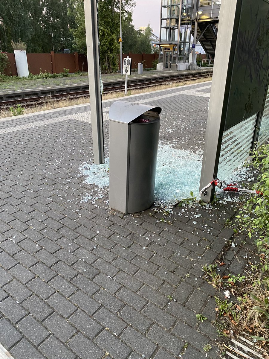 Liebertos's tweet photo. @DB_Bahn leider liegen seit Tagen immer noch massenhaft Scherben über den Bahnsteig verteilt auf viele Meter verteilt da, für Fahrräder aber auch Personen sehr gefährlich. https://t.co/GNJjQ7pKR8