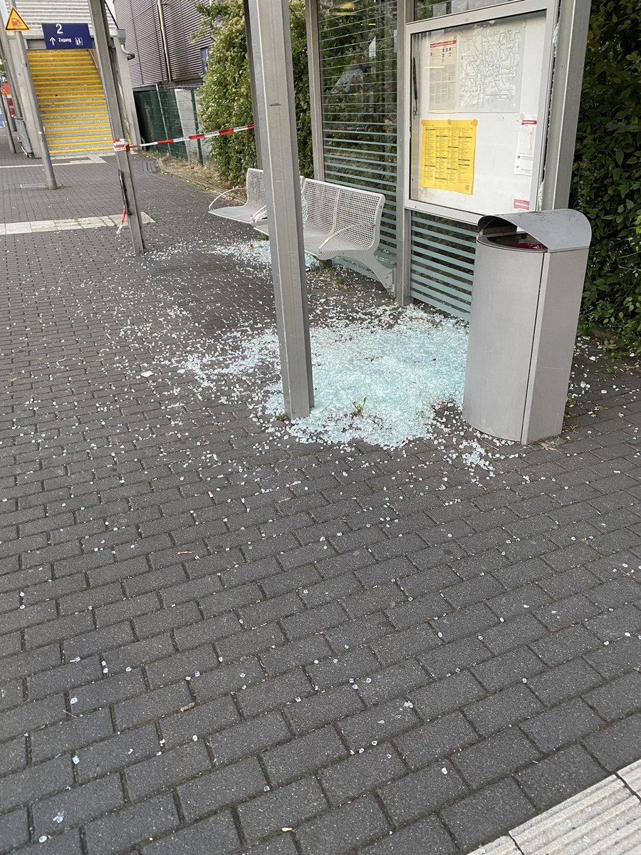 Liebertos's tweet photo. @DB_Bahn leider liegen seit Tagen immer noch massenhaft Scherben über den Bahnsteig verteilt auf viele Meter verteilt da, für Fahrräder aber auch Personen sehr gefährlich. https://t.co/GNJjQ7pKR8