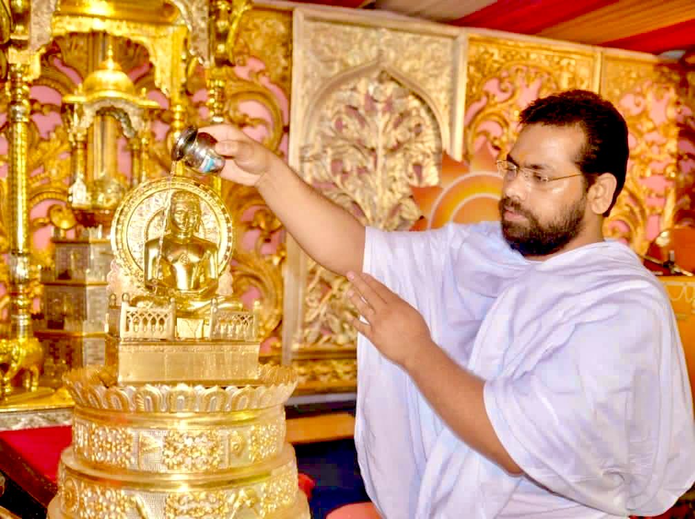 Dev_Brahmachari's tweet photo. पर्वाधिराज दशलक्षण महापर्व- उत्तम क्षमा धर्म-1 दिन
उत्तम क्षमा साधुता की परिचायक हैं।साधू धर्म के इस महालक्षण का पालन दृढ़ता से करते हैं।श्रावक और साधक को जीवन में क्रोध पर विजय पाने के लिए क्षमा का गुण अपनाना चाहिए।
#दशलक्षण_महापर्व #जैनपर्व #DevendraBhaiJi https://t.co/iuaD4EZQgO