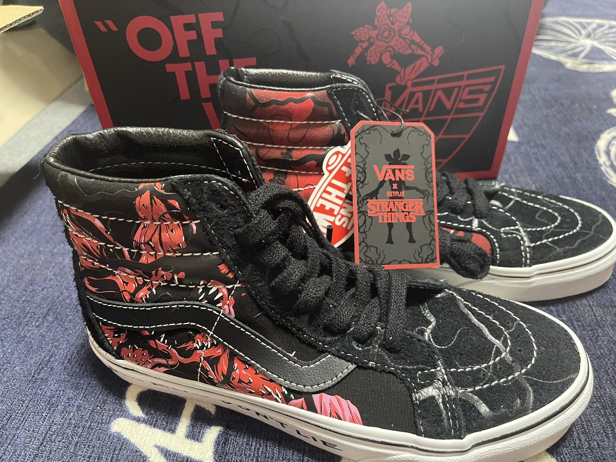 madmadoka1's tweet photo. 昨日届きました!
ストレンジャーシングスとVANSのコラボシューズです。デモゴルちゃんかわゆす。
わたしはコレクターではないのでちゃんと履くよ!秋冬までとっておくけどね。
#ストレンジャーシングス
#ストレンジャーシングスコラボ
#StrangerThings
#StrangerThingsvans https://t.co/TzwPBCBdNV