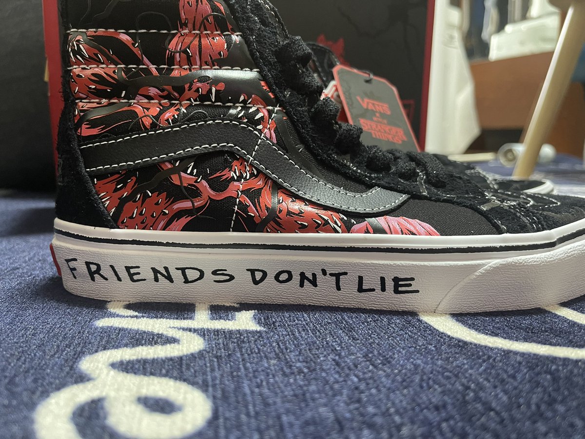 madmadoka1's tweet photo. 昨日届きました!
ストレンジャーシングスとVANSのコラボシューズです。デモゴルちゃんかわゆす。
わたしはコレクターではないのでちゃんと履くよ!秋冬までとっておくけどね。
#ストレンジャーシングス
#ストレンジャーシングスコラボ
#StrangerThings
#StrangerThingsvans https://t.co/TzwPBCBdNV