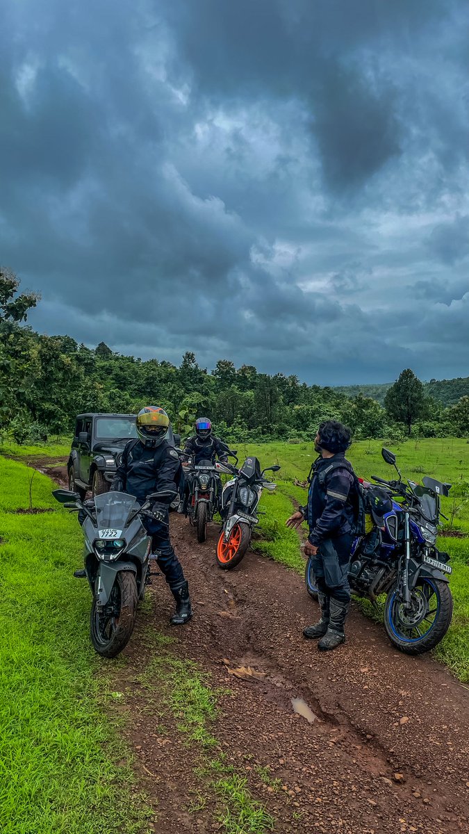 VictorGamit's tweet photo. And We're little bit of an adrenaline junkies 😈💥⚡
#bike #riders #bikeride #adrenaline #Jungle #Monsoon2022 #ktm #Yamaha #mahindrathar https://t.co/YsFlBLy8VF