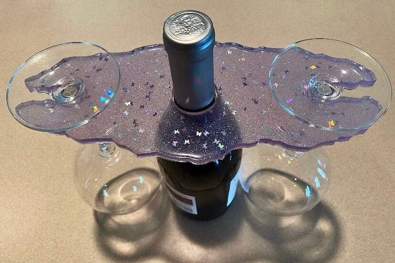 iJustComeToSayH's tweet photo. Drought and heat in 2019 cut France’s total wine production by 12%, and this year’s lethal combination of heatwaves, frosts, hailstorms and wildfires could slash production even more.
#Wine #Glassholder #Resin #WineBottle #openureyecreations #Glitter 

https://t.co/e8MB6bvag2 https://t.co/IfXcZXS9kl