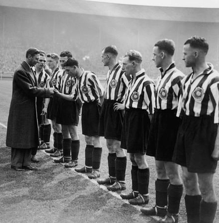 King George VI meets the Sunderland players ahead of the 1937 FA Cup Final

#SAFC #Sunderland #FACup #King