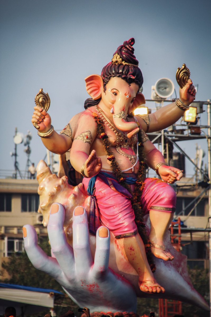 priyankachopra's tweet photo. Ganpati Bappa Morya!! 🙏🏽♥️ https://t.co/nBy9Z0Q62v