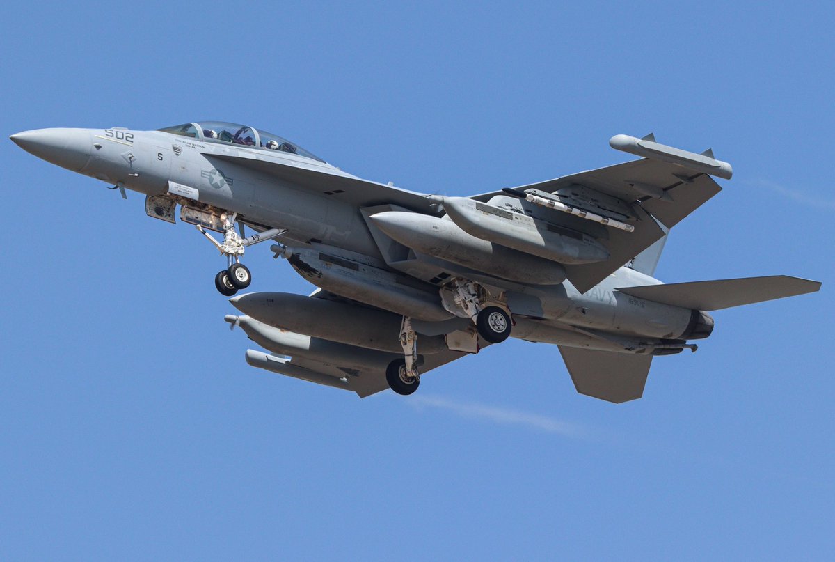 BranomJaeden's tweet photo. An E/A-18 “Growler” arriving to spice up the mix during #GrayFlag this past week at NAS Point Mugu. This aircraft flew in with another E/A-18 who executed a go-around prior to this aircraft landing. Of note, some scraped paint in the center of the plane as noted by @cvvhrn 🤙 https://t.co/nl9Hf6lYT6